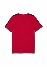 Tricou roșu cu decolteu rotund, mâneci scurte și accente negre pe umeri. Viziunea din spate evidențiază un design simplu și neted.