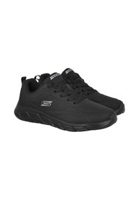 Un par de zapatillas de correr negras de Skechers con diseño de cordones, suelas acolchadas y logotipo en el lado y en la lengüeta, aisladas sobre un fondo blanco.