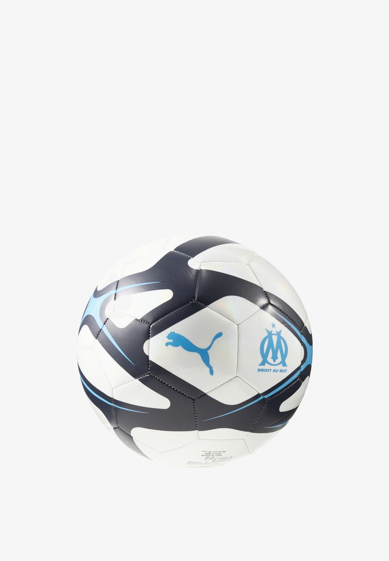 Palla da calcio bianca con motivi ondulati neri e blu. Presenta il logo Puma, l'emblema del Marsiglia e il testo "DROIT AU BUT".