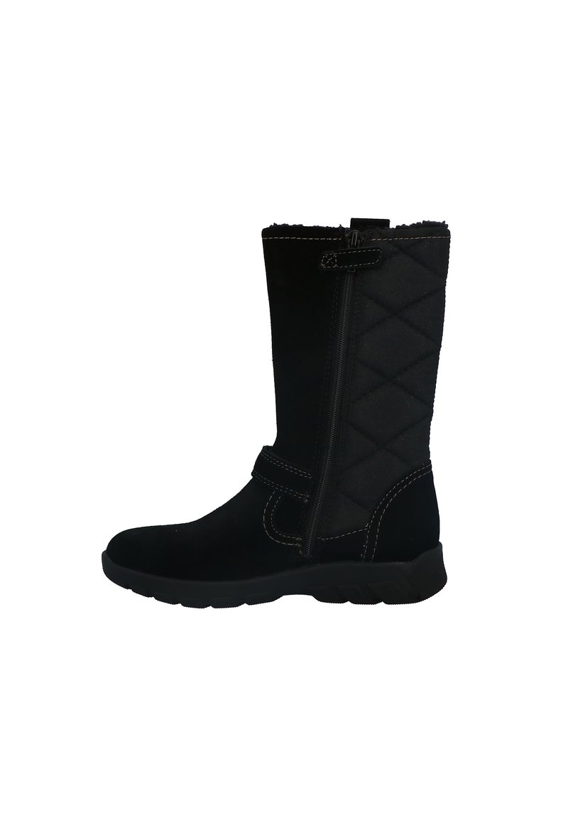Bottes noires en suede hauteur genou avec un design matelassé, fermeture éclair sur le côté et sangle réglable. Semelle en caoutchouc et détail de couture contrastante.