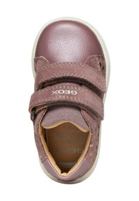 Sneaker in pelle e suede rosa con due cinture in velcro, punta tonda e dettagli perforati. Suola bianca e logo sul lato.