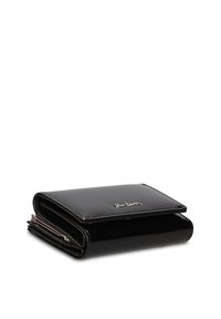 Portafoglio in pelle verniciata nera con design pieghevole, caratterizzato da un logo argentato e da numerosi scomparti per carte e contanti.