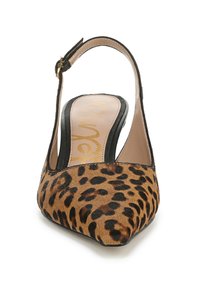 Tacchi slingback con stampa leopardata, punta affusolata, texture morbida simile alla pelliccia e bordi neri. Presentano una piccola fibbia dorata per la regolazione.