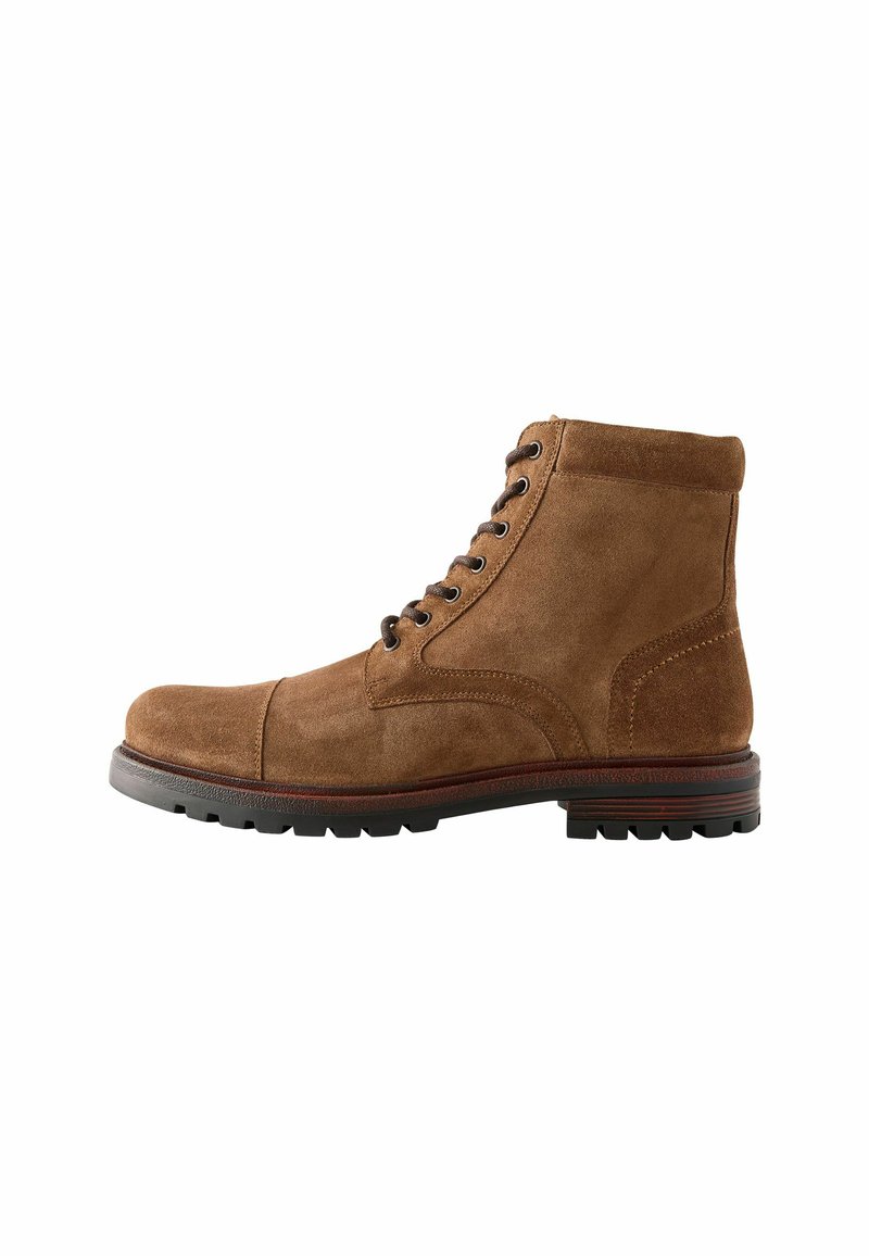 Botine din suede maro, cu vârf rotunjit, șase găuri pentru șireturi și o talpă din cauciuc texturat. Prezintă accente cusute și un guler căptușit.