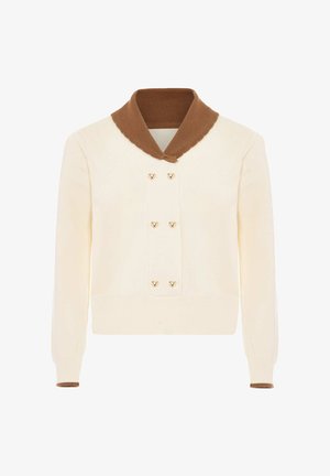 Pull crème à manches longues avec un col châle côtelé marron et six boutons dorés en forme de cœur sur le devant.