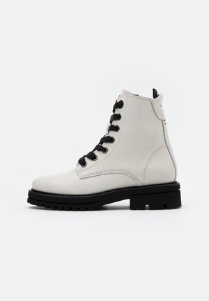 Enkellaarsjes met plateauzool - off-white