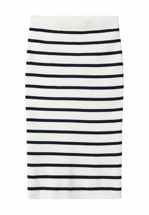 Jupe blanche longueur genou avec des rayures noires horizontales régulièrement espacées et une taille ajustée.