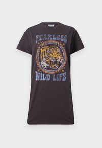 Melna kokvilnas t-kreka ar krāsainu tīģera grafiku un tekstu "NEBAIDIES NO SAVAS DZĪVES". Apaļš kakls un īsas piedurknes, brīvs piegriezums.