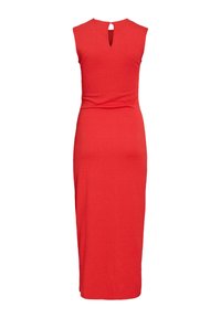 Robe midi rouge, sans manches, moulante, avec une découpe en forme de trou de serrure dans le haut du dos et une texture subtile sur l'ensemble du tissu.