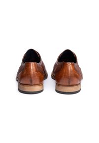 Chaussures en cuir marron avec une finition lisse, un bout arrondi et un talon bas. Les semelles sont de couleur marron clair avec une touche noire et un détail texturé.