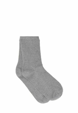 Sivé rebrované ponožky so strednou výškou, mäkkou textúrou a zaoblenou špičkou. Dvojitá vrstva na manžete pre zvýšený komfort.