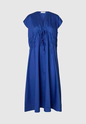 Blå knælang kjole med V-udskæring, korte ærmer og rynkede detaljer med justerbare snore i taljen.