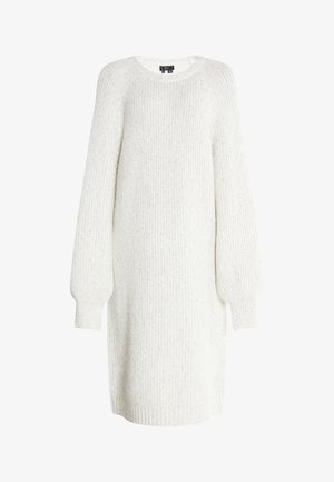 Kremowa, dziana sukienka o luźnym kroju, z długimi, bufiaste rękawami i prążkowaną strukturą na całej powierzchni. Okrągły dekolt, długość do kolan.