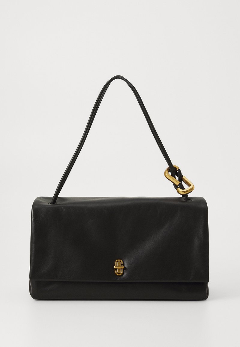 Zwarte leren handtas met een gladde textuur, rechthoekige vorm en een enkele schouderband. Heeft een accent van gouden hardware.