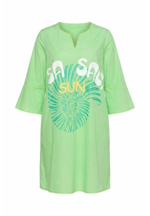 Lichtgroene knieënde jurk met klokmouwen, sleutelgatnek en een blauw spiraalvormig schelpontwerp met de tekst "SALU SALU SUN" op de voorkant.