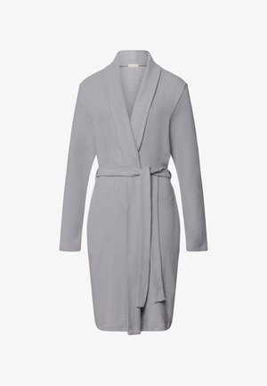 Harmaa, pitkähihaine kylpytakki, jossa on kauluksenlaita ja vyö. Pehmeä, teksturoitu kangas, polvipituinen, sivusaumalla, ei näkyviä kuvioita tai koristeita.