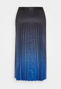 Jupe midi plissée dégradée du bleu foncé au bleu clair. Fini satin lisse, avec une taille noire et des plis verticaux sur toute la surface.