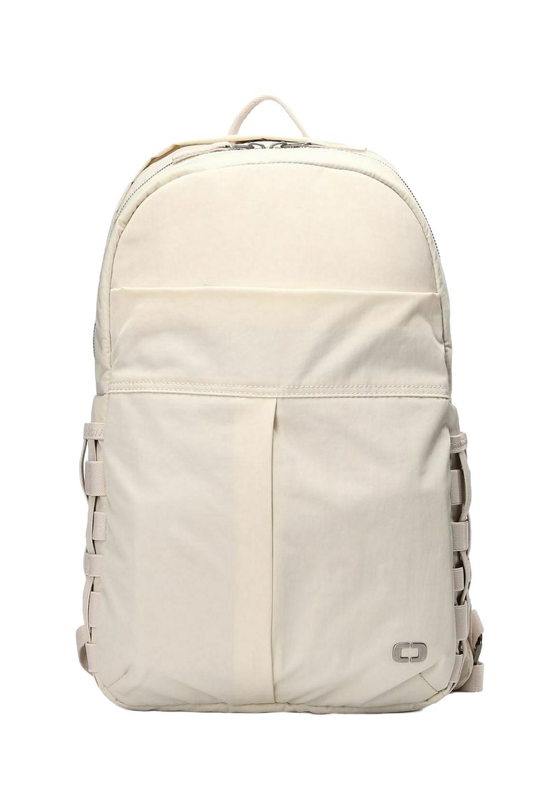 Mochila de color beige claro con parte superior redondeada, cierre de cremallera, bolsillo frontal y correas de tejido en los laterales. Textura de tela suave, diseño minimalista.