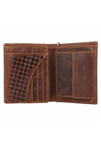 Bruine leren portemonnee met een gestructureerd geruit ontwerp aan de linkerkant, meerdere kaartsleuven en een ingegoten logo aan de rechterkant.