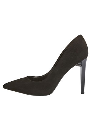 Pump in suede nero con tacco alto, punta affilata e silhouette elegante. Presenta una texture liscia e un tacco a stiletto nero lucido.