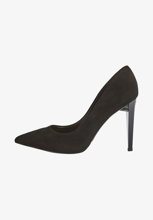 Pump in suede nero con tacco alto, punta affilata e silhouette elegante. Presenta una texture liscia e un tacco a stiletto nero lucido.