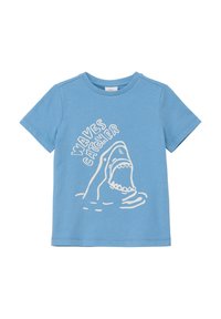 Lichtblauwe katoenen t-shirt met een witte afbeelding van een openmondhaai en de tekst "Waves Catcher". Korte mouwen en ronde hals.