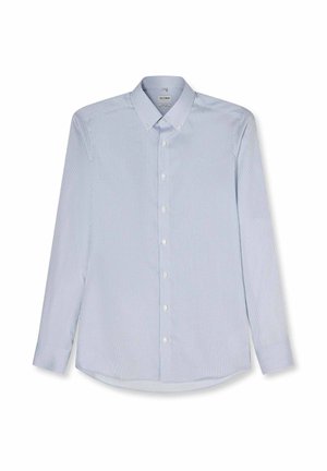 Hellblaues, langärmliges Hemd mit Knöpfen, dünnen weißen vertikalen Streifen und spitzem Kragen, flach auf einem weißen Hintergrund ausgelegt.