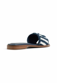Infradito intrecciati a righe blu navy e bianche con suola piatta in legno marrone e morbida soletta azzurra, caratterizzati da un design aperto davanti e senza retro.