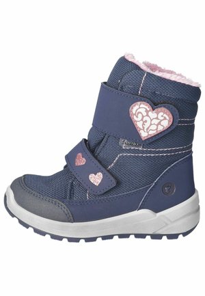 Botín infantil azul marino con tejido texturizado, forro de piel sintética rosa y dos tiras ajustables de Velcro con aplicaciones de corazones y acentos de purpurina.