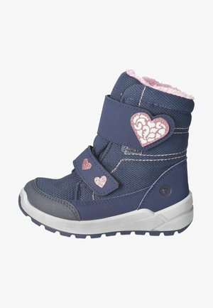 Botín infantil azul marino con tejido texturizado, forro de piel sintética rosa y dos tiras ajustables de Velcro con aplicaciones de corazones y acentos de purpurina.