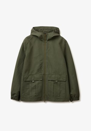 Chaqueta verde oliva con capucha, cremallera frontal, dos grandes bolsillos con solapa y puños elásticos en las mangas largas.
