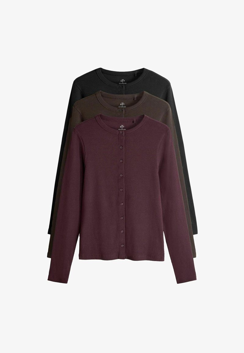 Set di tre cardigan a maniche lunghe in bordeaux, verde scuro e nero. Presentano un collo rotondo e una chiusura a bottoni lungo la parte anteriore.