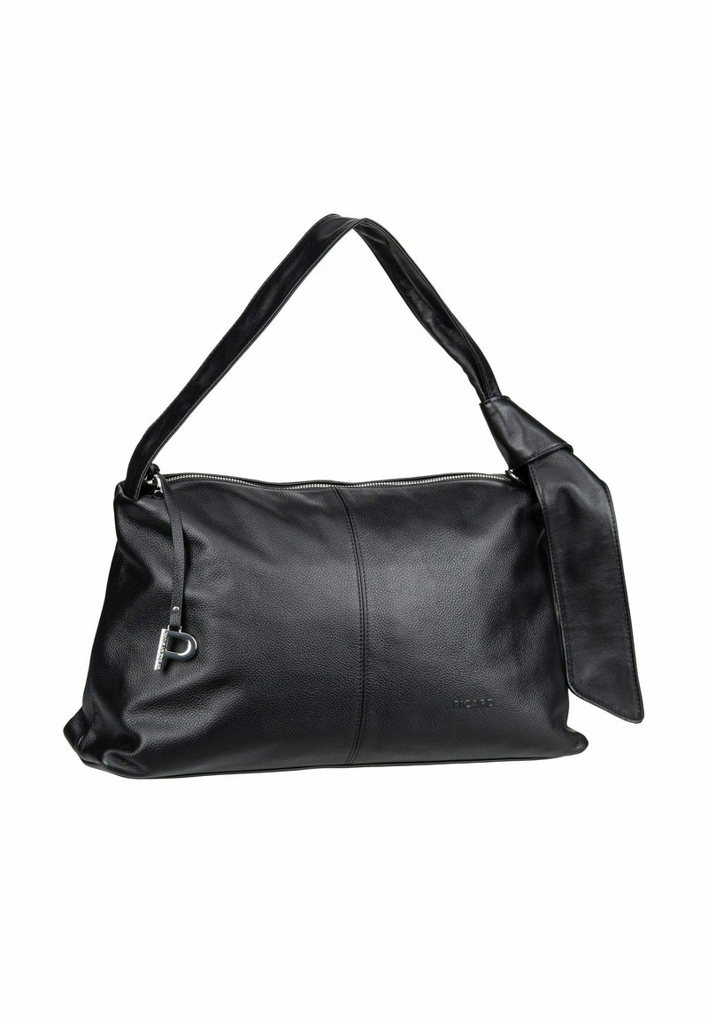 Sac à épaule en cuir noir avec une seule bandoulière, fermeture éclair argentée, petit charme argenté et nom de marque subtilement embossé sur le devant.