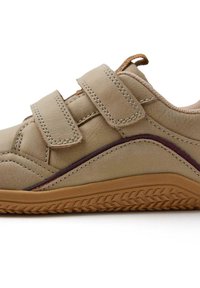 Scarpa in pelle beige con due cinturini in Velcro, dettagli cuciti e suola in gomma testurizzata con un motivo a zigzag.