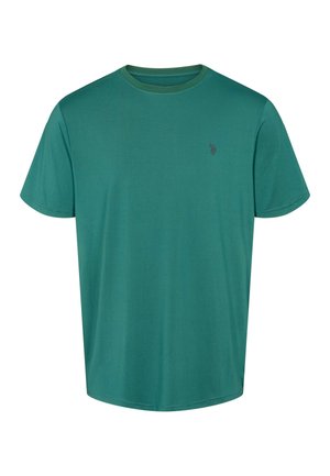 Grønn kortermet T-skjorte laget av mykt stoff, med rund hals og en liten logo på venstre brystområde. Glatt tekstur.