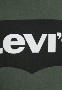 Levi's® Plus GRAPHIC TEE - T-shirt estampada - thyme