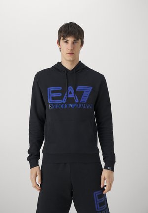 Felpa nera con tasca a marsupio, caratterizzata da loghi blu EA7 ed Emporio Armani sulla parte frontale. Realizzata in tessuto morbido con polsini a costine.