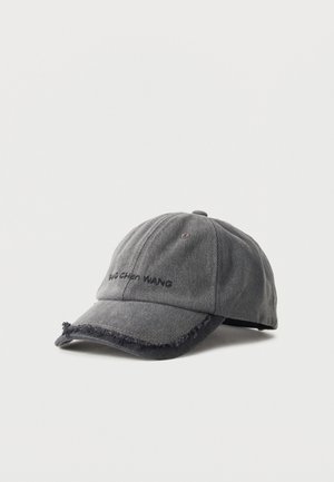Slidt grå denim baseballcap med flossede kanter og sort broderet tekst på forsiden, fotograferet mod en ensfarvet baggrund.