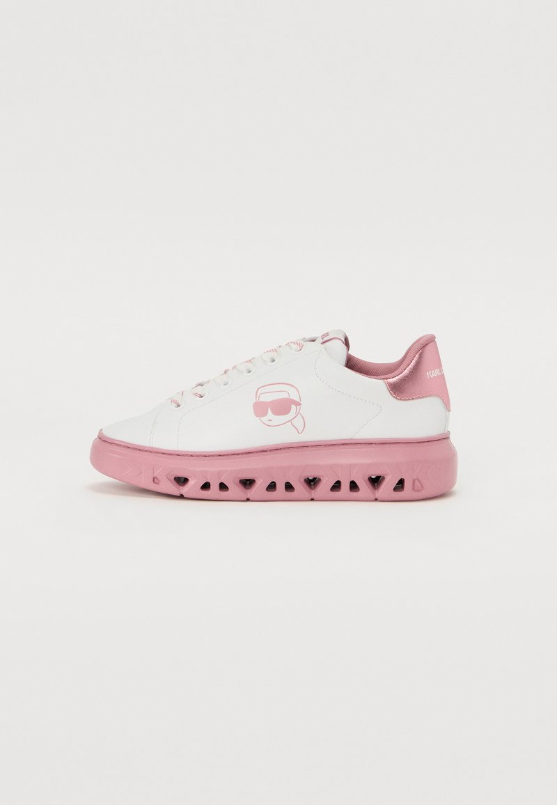 Witte leren sneaker met roze accenten en logo. Voorzien van een geperforeerde roze zool met uitsparingen en bijpassende veters. Rond ontwerp van de neus.