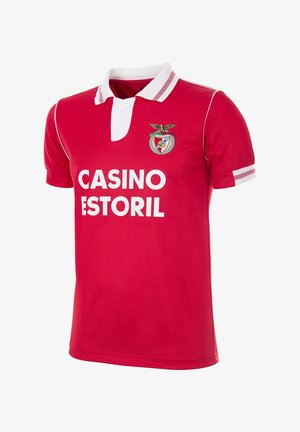 Rode sport polo shirt met een witte kraag, korte mouwen met streepaccenten en een borstlogo met de tekst "CASINO ESTORIL".