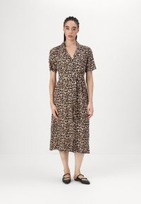 Leopardų rašto trumpomis rankovėmis su apykakle, juosmens juosta ir vidutinio ilgio sijonu. Minkšta medžiaga su lygiu paviršiumi. Juodos plokščios bateliai.