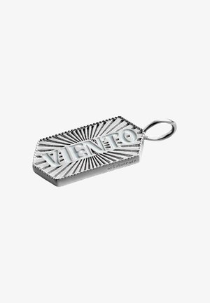 Colgante de metal plateado, de forma rectangular con un patrón de rayos de sol. Texto grabado "VIENTO" en el centro, con un lazo de suspensión en un lado.