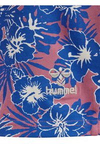 Blumenmusterstoff in Blau und Weiß auf einem pinken Hintergrund. Mit gesticktem "hummel"-Logo und Bienenmotiv am unteren Rand.