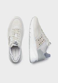 Baskets gris clair avec un dessus en mesh et en daim, bout arrondi, lacets plats, semelle en caoutchouc et accents métalliques sur les côtés.