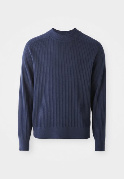 Dunkelblauer gerippter Pullover mit hohem Kragen, langen Ärmeln und figurbetontem Saum; strukturierter Stoff verleiht Tiefe.