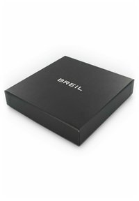 Sort firkantet gaveæske med en glat tekstur. "BREIL" trykt i hvidt på toppen, minimalistisk design. Velegnet til emballage af smykker eller tilbehør.