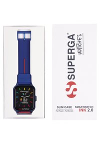 Vierkante smartwatch met een zwart scherm, kleurrijke uurmarkeringen en een blauw siliconen band met een rode accent. Verpakt in een witte doos.