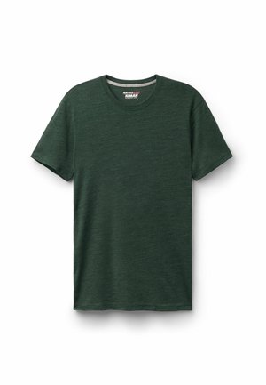 Camiseta de manga corta de cuello redondo en verde oscuro, hecha de lana merino, dispuesta sobre un fondo blanco.