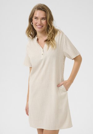 Robe à manches courtes, col montant, en crème avec des rayures verticales marron. Comprend des détails de boutons et des poches latérales, fabriquée en tissu léger.