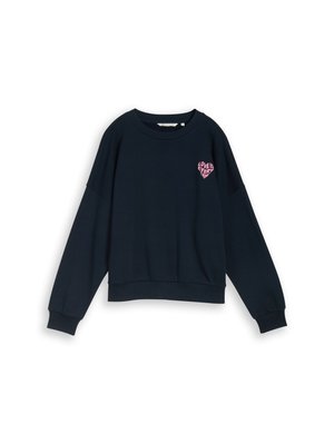 Donkerblauwe sweater met ronde hals en lange mouwen, met roze hartvormige tekst "Love is Everything" op de linkerborst.